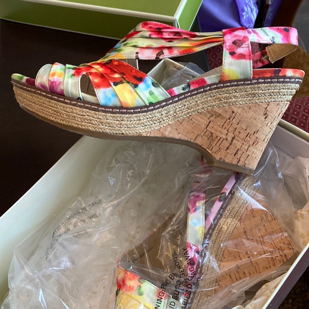 Naturalizer 9.5 N narrow floral wedge heels.